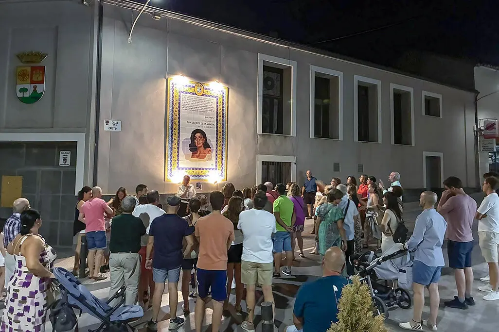 Panor&aacute;mica de visitantes en una de las cuatro paradas de los murales cer&aacute;micos cervantinos