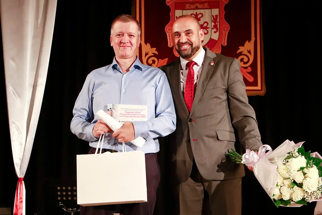 Joaqu&iacute;n Rodr&iacute;guez Maestre, 'Nino', acompa&ntilde;ado por el alcalde tras pronunciar el preg&oacute;n