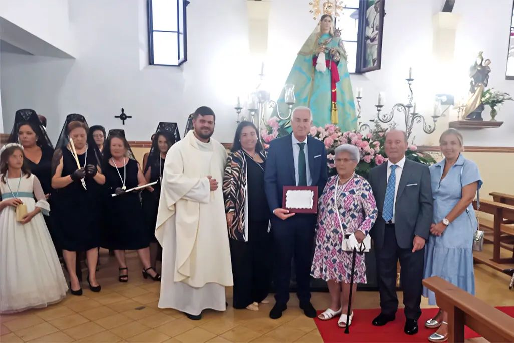 El alcalde Jos&eacute; Lozano muestra la placa de agradecimiento que le entreg&oacute; la Hermandad de la Virgen de la Estrella de La Vi&ntilde;uela, el pasado lunes por la tarde
