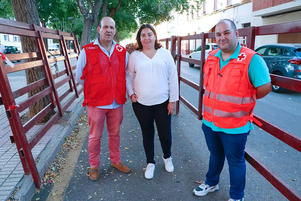 Lidia Paz, edil de Seguridad, junto a Paco Real y Javier Mart&iacute;n,, en la calle del Doctor Fleming