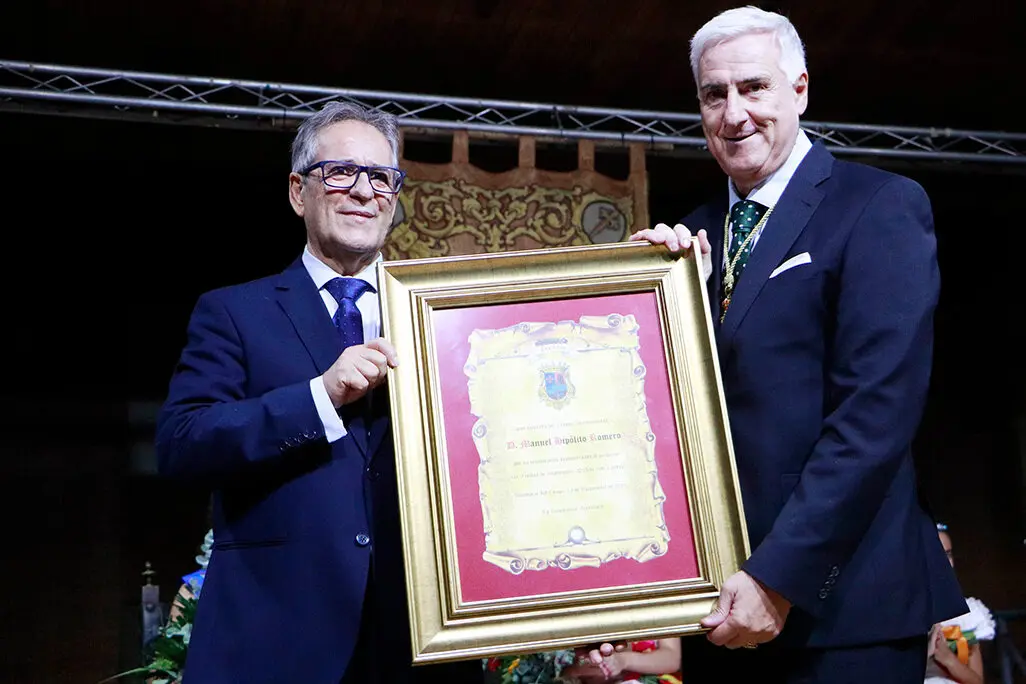 Con el pregonero, Manuel Hip&oacute;lito