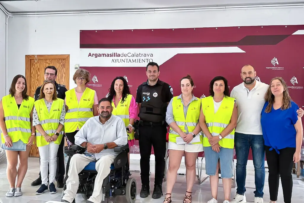 Autoridades, t&eacute;cnicas municipales, agentes policiales y monitoras de las patrullas escolares