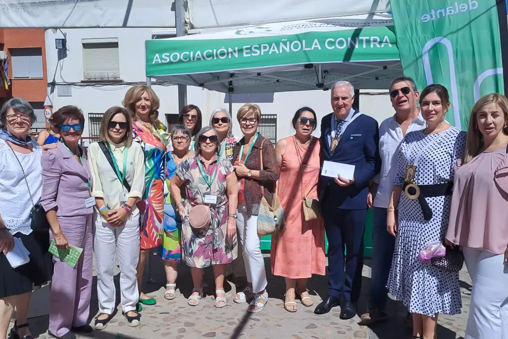 Autoridades municipales, responsables y voluntariado del colectivo, el domingo en la cuestaci&oacute;n realizada en la localidad