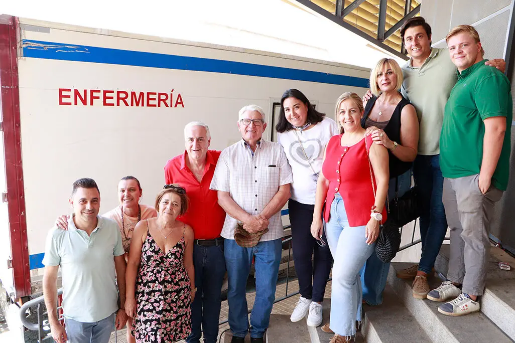 El equipo m&eacute;dico, junto al alcalde y otras concejalas, delante del quir&oacute;fano m&oacute;vil en los pasados d&iacute;as de festejos taurinos