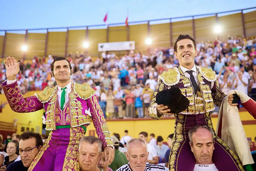 Talavante (dcha.) y Morante (izq.), saliendo a hombros en Almod&oacute;var del Campo el pasado 20 de septiembre - CR&Euml;DITOS Arenas de San Nicasio