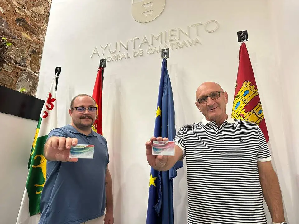 Andr&eacute;s C&aacute;rdenas y Santiago Bastante presentan la Tarjeta Ciuadadana Vive Corral