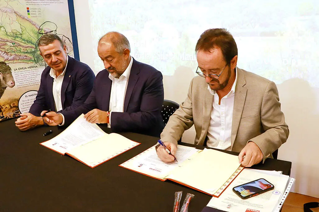 Rector y alcalde, en el momento de la firma del convenio
