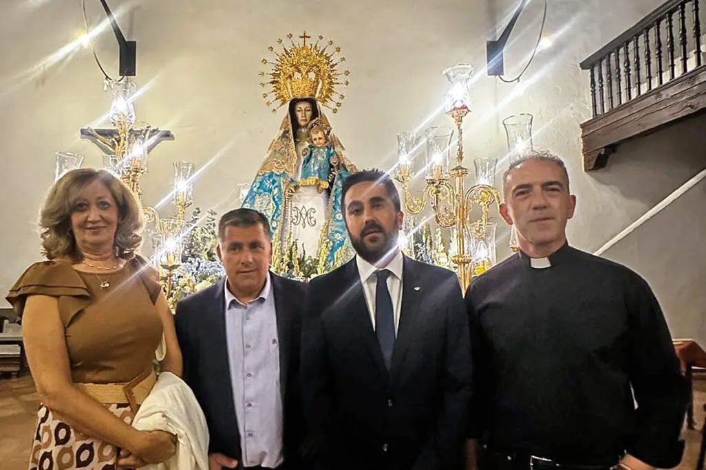 Autoridades, con la imagen de la Virgen del Rosario, anoche en la iglesia de Santa Catalina