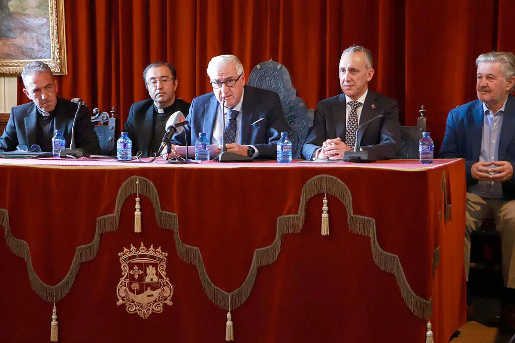 El alcalde, Jos&eacute; Lozano, en el centro, dirigi&eacute;ndose a los asistentes