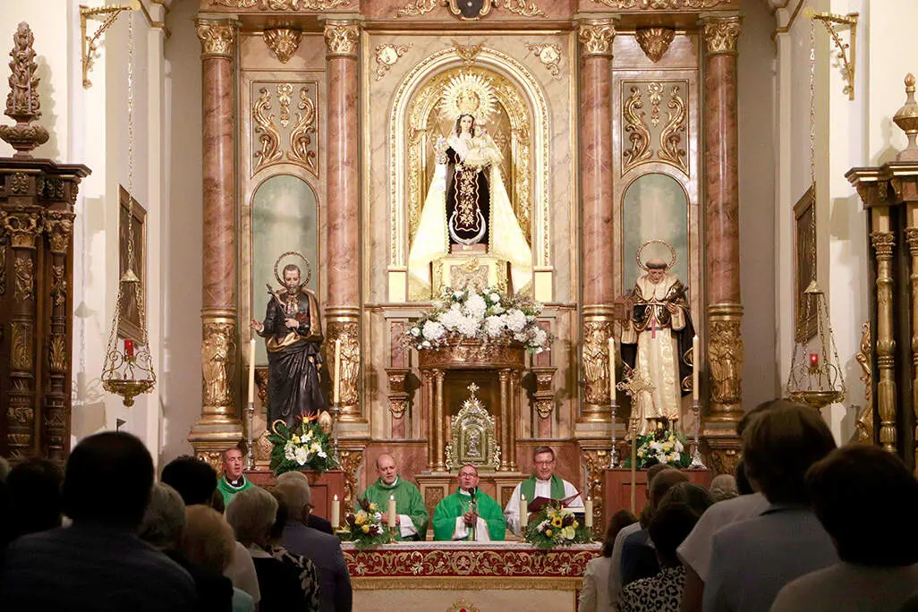 Un momento de la eucarist&iacute;a de anoche, con las im&aacute;genes de san Juan de &Aacute;vila, la Virgen del Carmen y san Juan Bautista de la Concepci&oacute;n