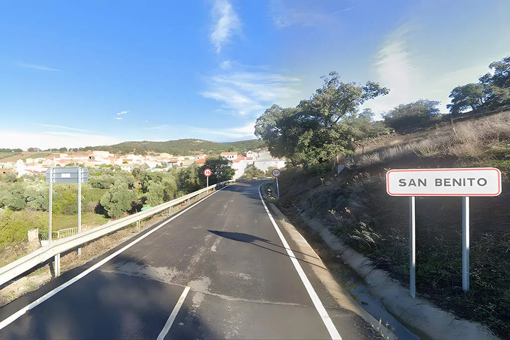 Acceso por carretera a la pedan&iacute;a de San Benito, en una imagen de archivo