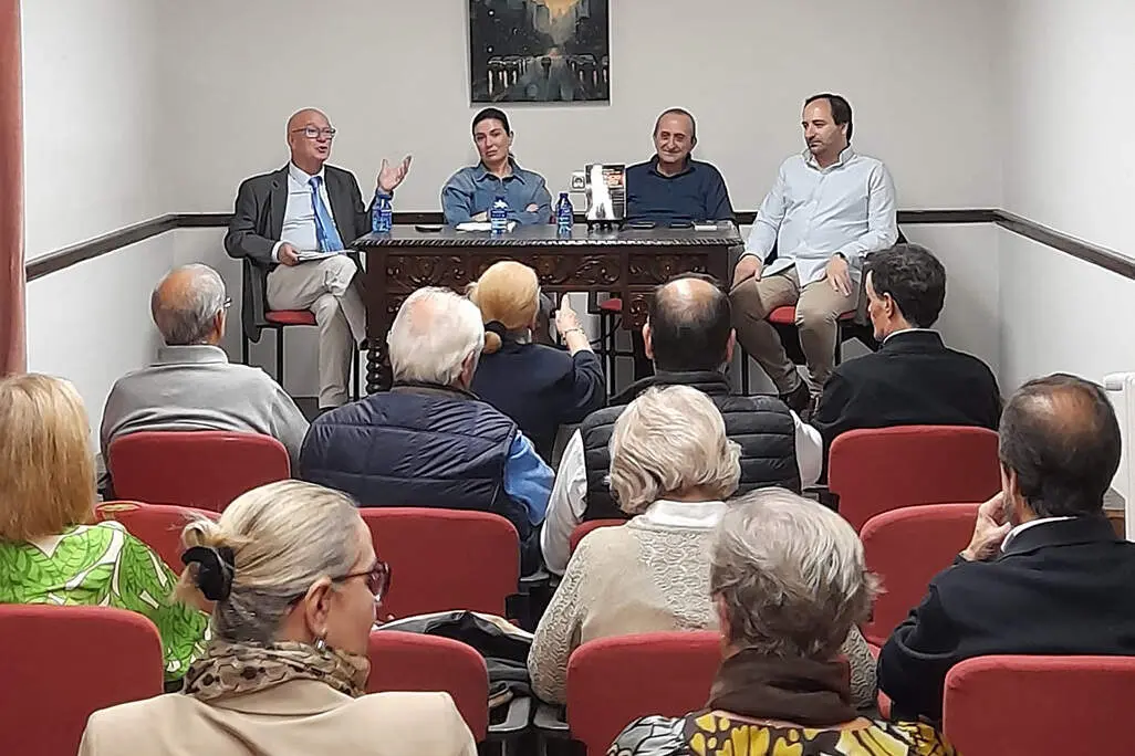 Comparecieron, de izquierda a derecha, Juli&aacute;n Camacho, Virginia L&oacute;pez, Manuel Tabas y Roberto Garc&iacute;a-Minguill&aacute;n