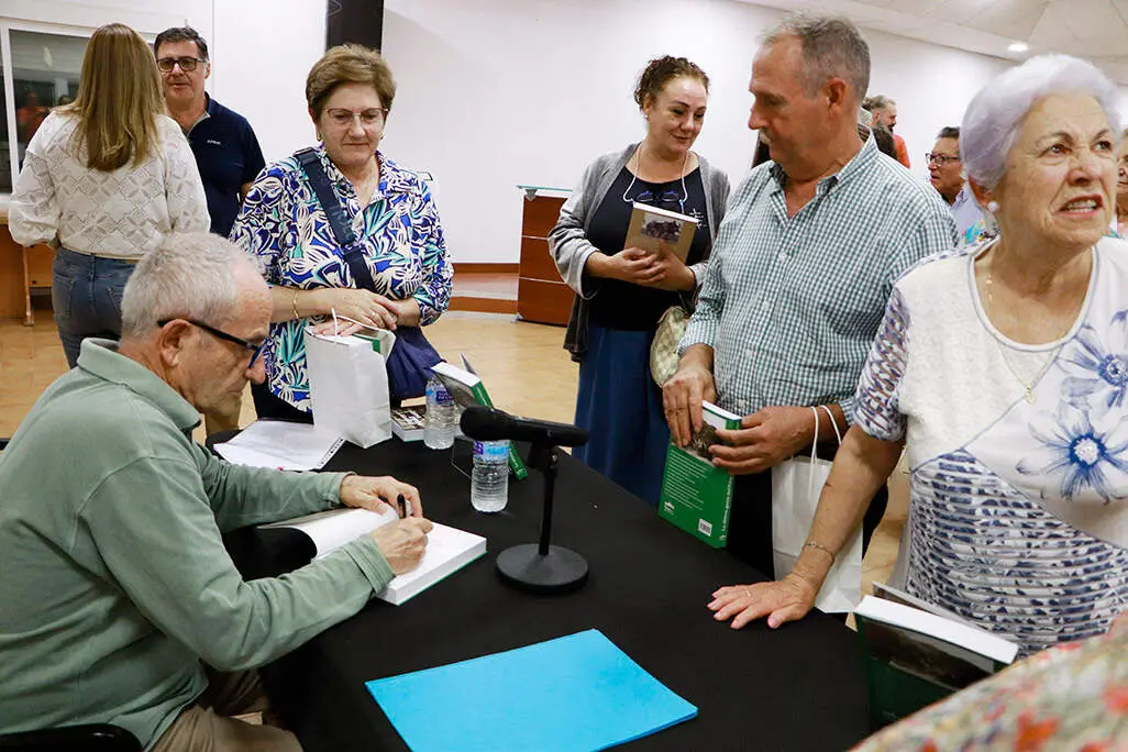 Tras la presentaci&oacute;n, el Toledano Mart&iacute;n-Duarte tuvo la oportunidad de dedicar ejemplares
