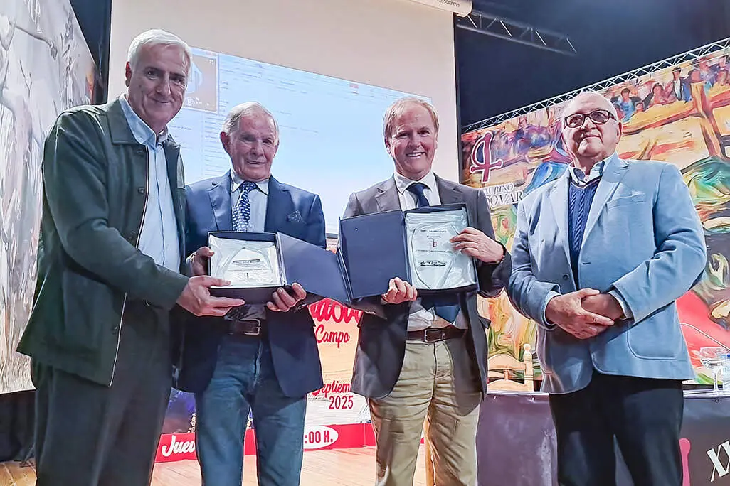 Diestro y periodista posan con las placas de recuerdo entregadas por el alcalde y por presidente del Club Taurino 'Almod&oacute;var'