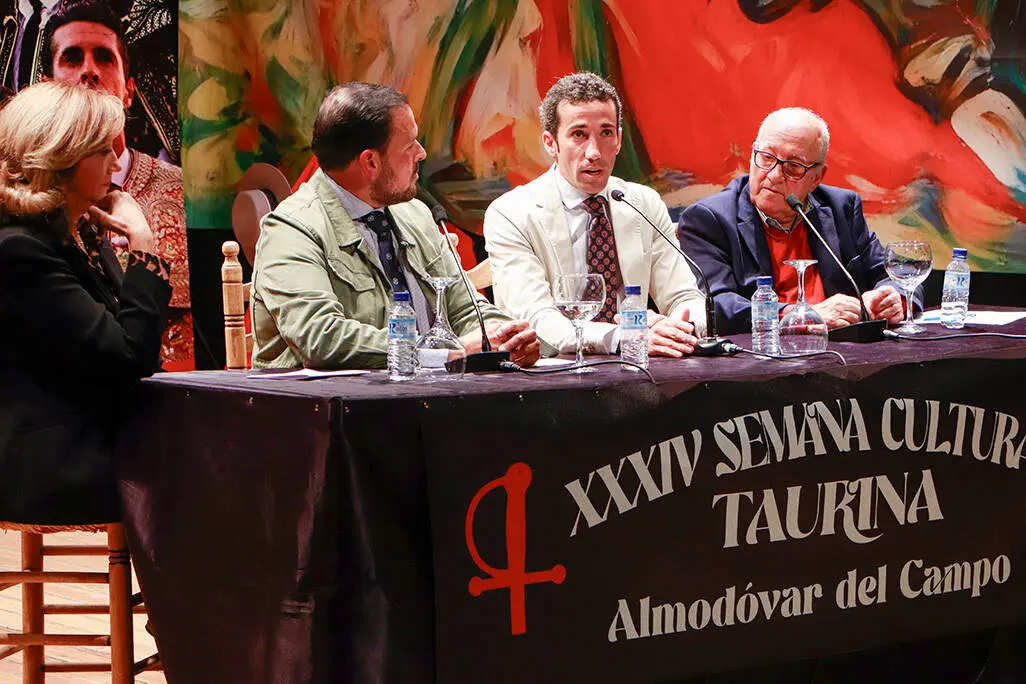 Carmen Santos, V&iacute;ctor Dorado, David de Miranda y Carmelo Garc&iacute;a, anoche en la mesa de oradores del Teatro almodovare&ntilde;o