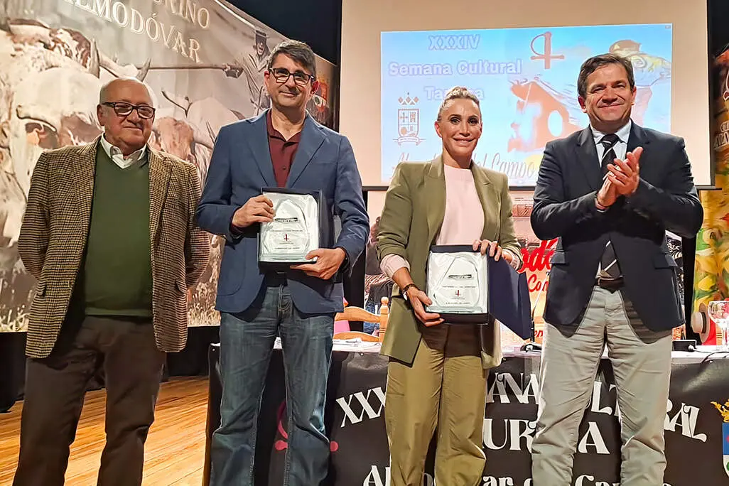 Torero y periodista posan con las placas de recuerdo entregadas por el presidente del Club Taurino 'Almod&oacute;var' y el presidente de la Diputaci&oacute;n de Ciudad Real