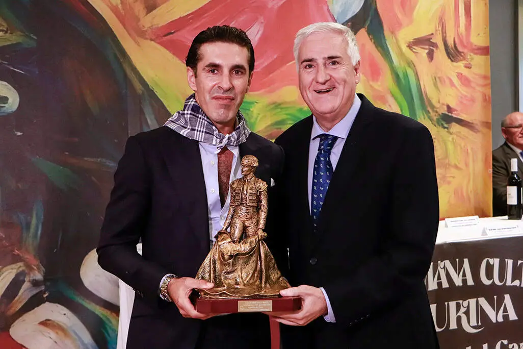 Alenjandro Talavante recibe de manos del alcalde Jos&eacute; Lozano, el trofeo _Calatrave&ntilde;o_ al triunfador de la Feria Taurina 2025 de Almod&oacute;var del Campo