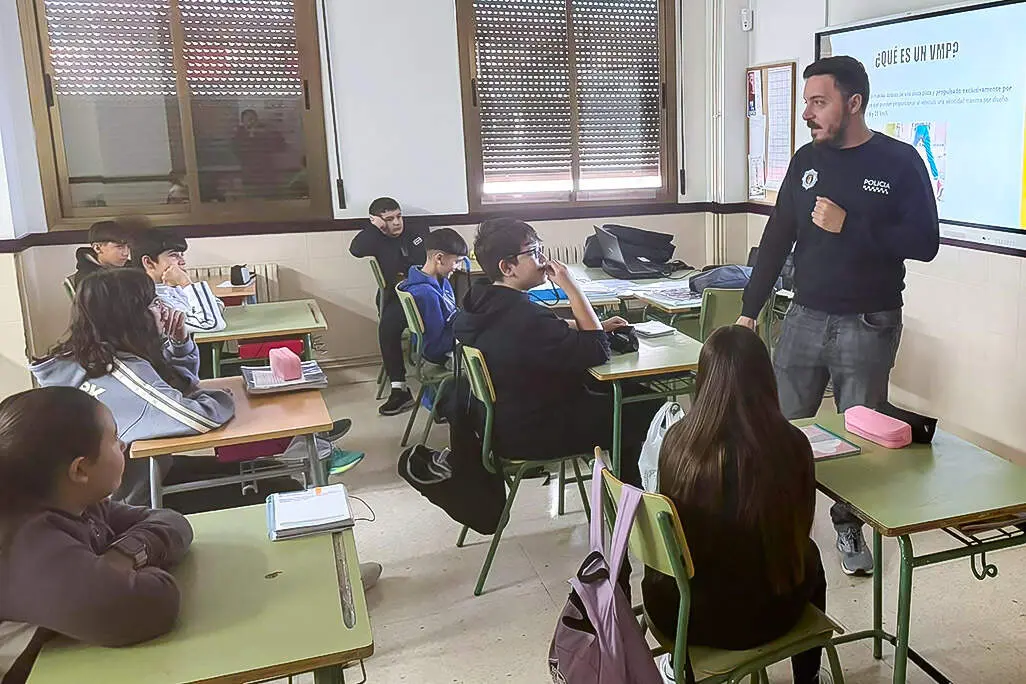 Un momento de la sesi&oacute;n impartida por un agente local
