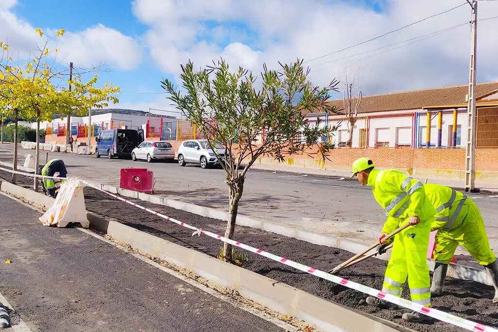 Obras de acerados en el entorno del Colegio de Educaci&oacute;n Infantil y Primaria (CEIP) 'Cervantes' de Brazatortas