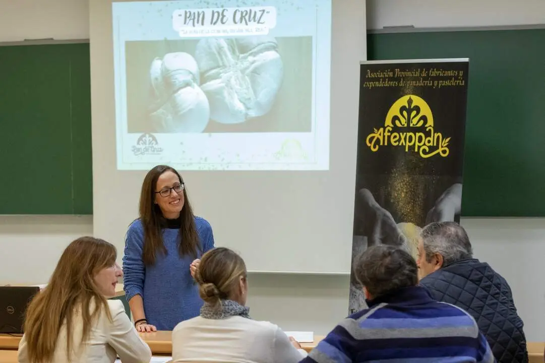 Elena Huertas interviene durante el encuentro comarcal de Puertollano