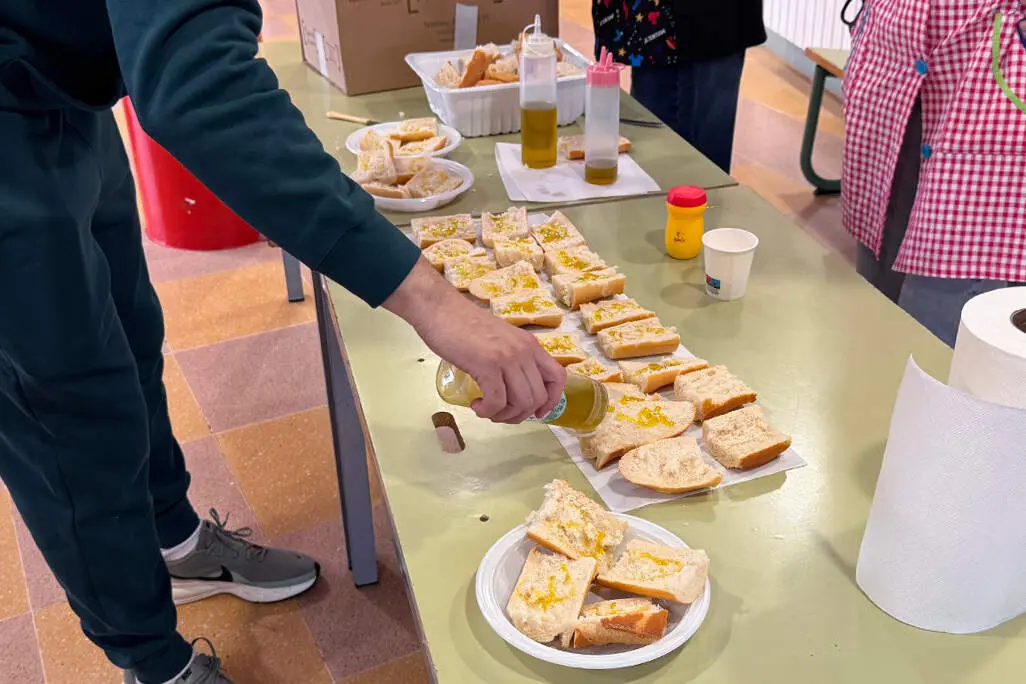 Profesorado del CEIP 'Cervantes' se encargan de preparar cada desayuno saludable