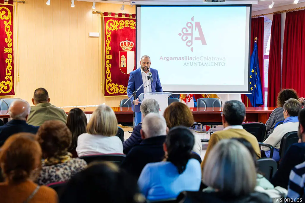 El alcalde, felicitando a la comunidad educativa de Argamasilla de Calatrava - Cr&eacute;ditos VISIONAR