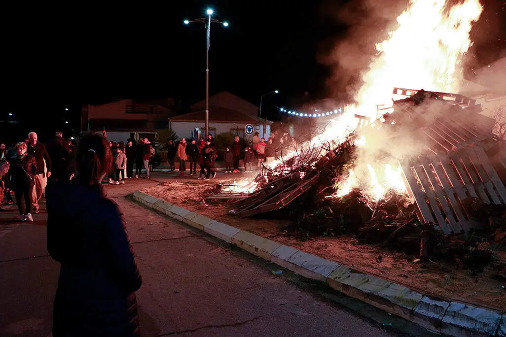 La candelaria de la tambi&eacute;n patrona de los mineros, ardiendo anoche y calentando a los presentes