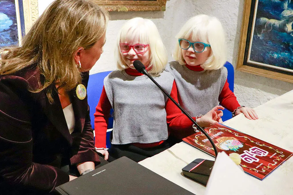 Isabel y Luc&iacute;a conversan con quien fue su maestra en Infantil, durante el c&aacute;lido acto de ayer tarde
