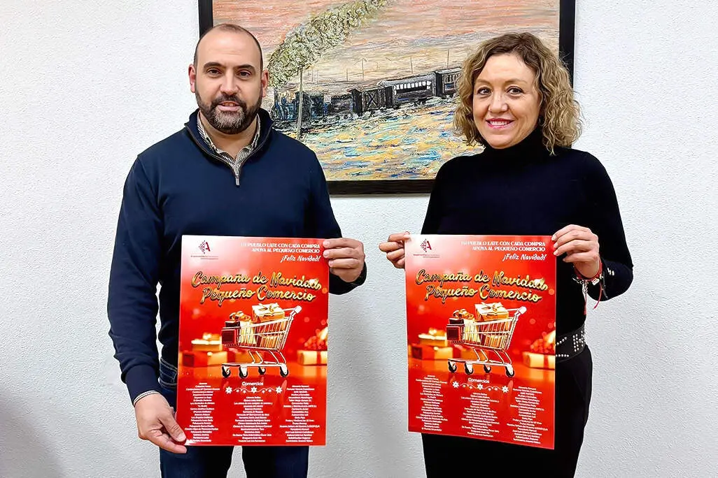 El alcalde, Jes&uacute;s Ruiz y la edil de Promoci&oacute;n Econ&oacute;mica, Ana Bel&eacute;n S&aacute;ez, sostienen los carteles de la campa&ntilde;a