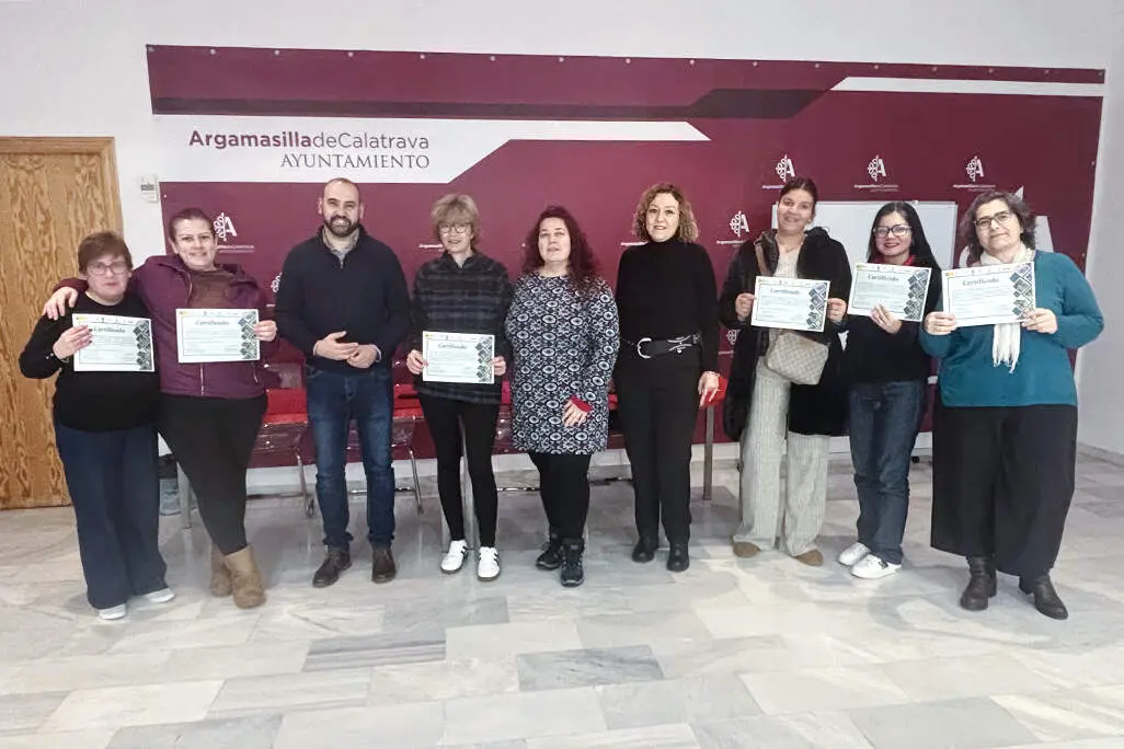 Participantes en el curso, monitora y autoridades municipales, tras la entrega de diplomas