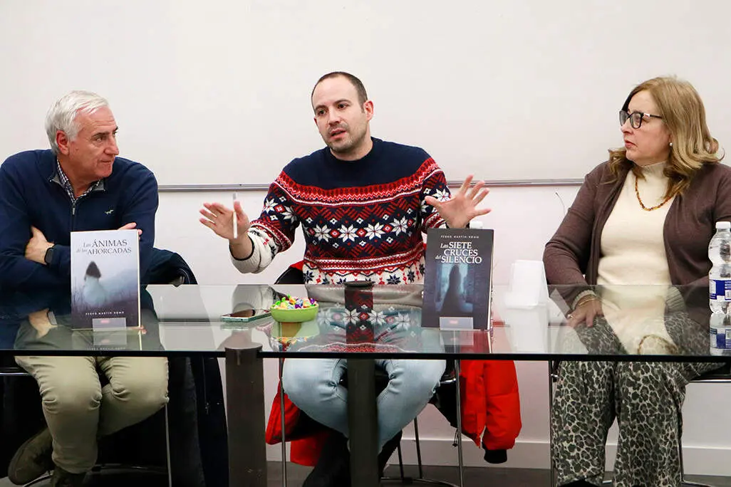 Mart&iacute;n-Romo, durante su intervenci&oacute;n, entre Jos&eacute; Lozano y Conchi S&aacute;nchez