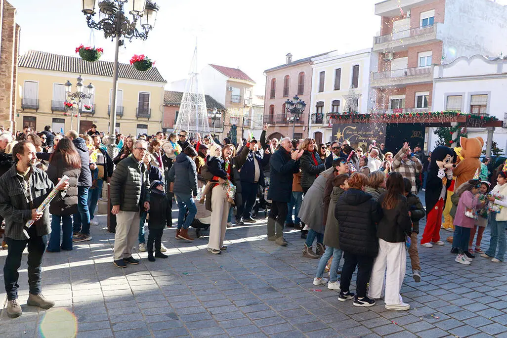 Panor&aacute;mica de la Plaza Mayor, desbordante de alegr&iacute;a justo tras sonar las doce campanadas