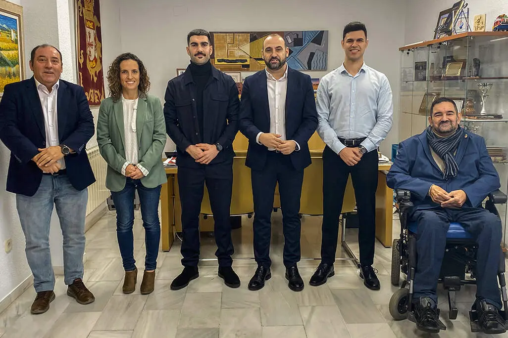 Los nuevos agentes, junto a responsables municipales con el alcalde al frente