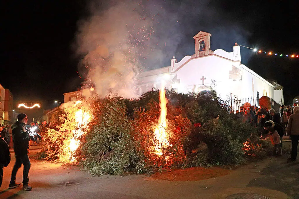 Las llamas, comenzando a calentar la fr&iacute;a noche ante la ermita del tambi&eacute;n patr&oacute;n de los animales