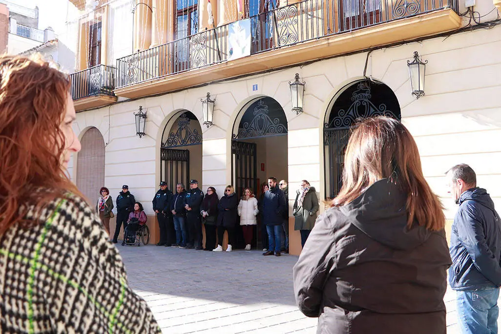 Participantes en el minuto de silencio, este mediod&iacute;a en la Plaza Mayor de Almod&oacute;var del Campo