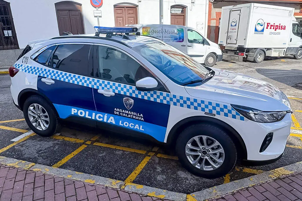 El nuevo veh&iacute;culo policial, en primer t&eacute;rmino