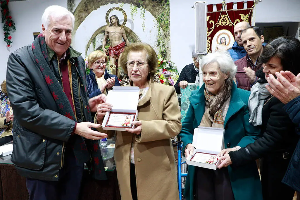 Las vecinas que representan a las dos familias que fueron homenajeadas el domingo