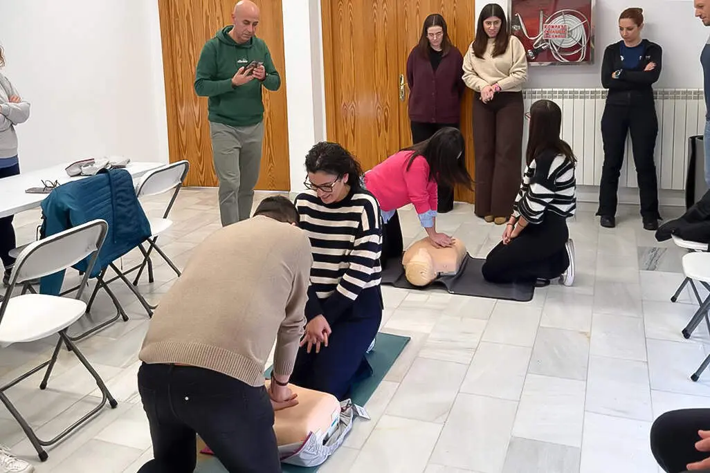 Realizando ejercicios de reanimaci&oacute;n cardiopulmonar