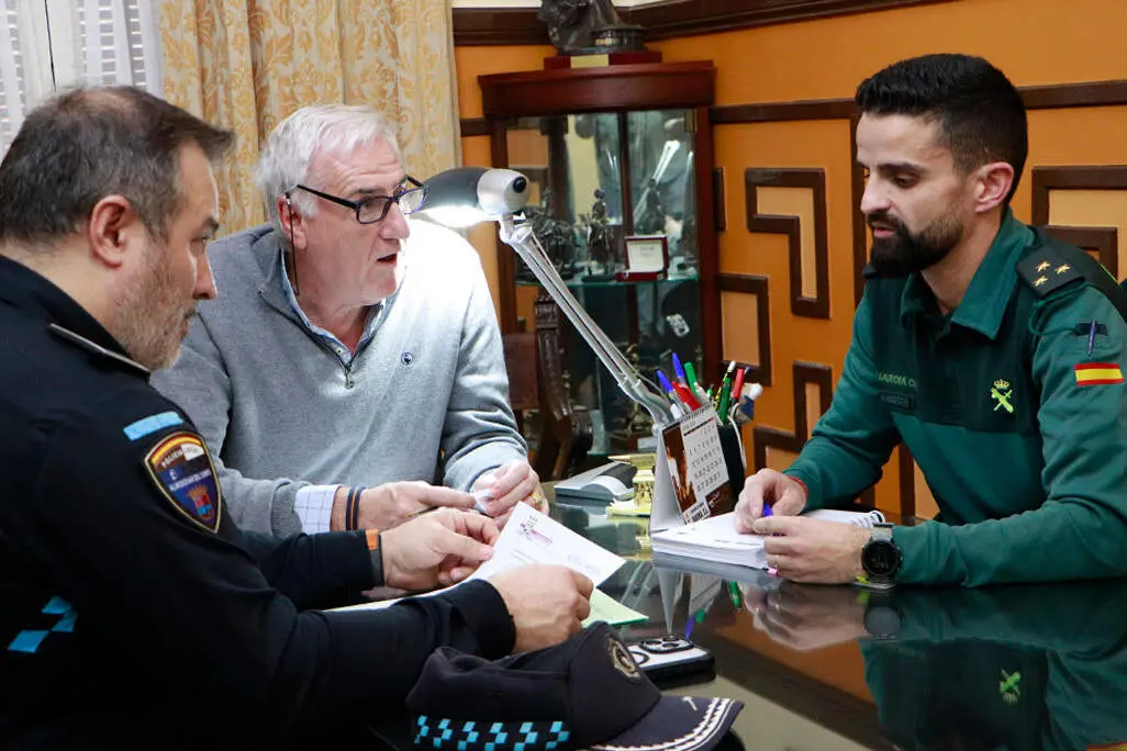 Un momento de la reuni&oacute;n mantenida hoy por el capit&aacute;n de zona, el jefe de la Pollic&iacute;a Local y el alcalde