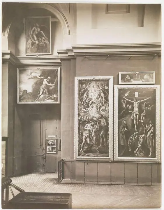 Vista de la Galer&iacute;a Central con el acceso al establecimiento para la venta de fotograf&iacute;as. Jos&eacute; Lacoste (1872-&iquest;?), fot&oacute;grafo, y Juana Roig (1877-1941), editora.  Papel a la gelatina 1901-9 . Procede del Archivo del Museo del Prado. HF-1229