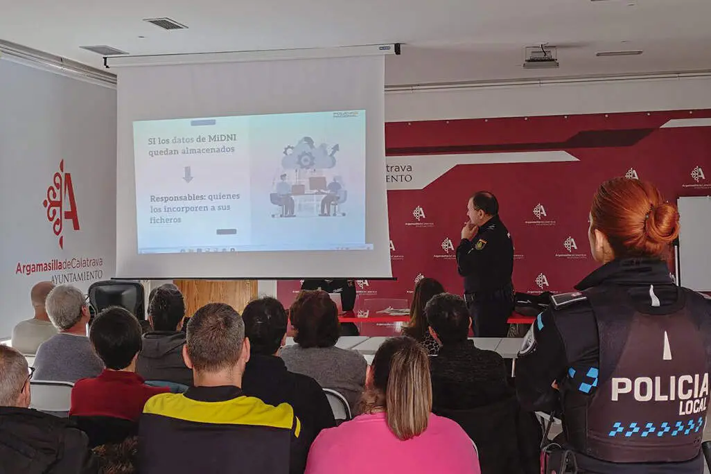 Un momento de la charla celebrada esta ma&ntilde;ana en sede consistorial