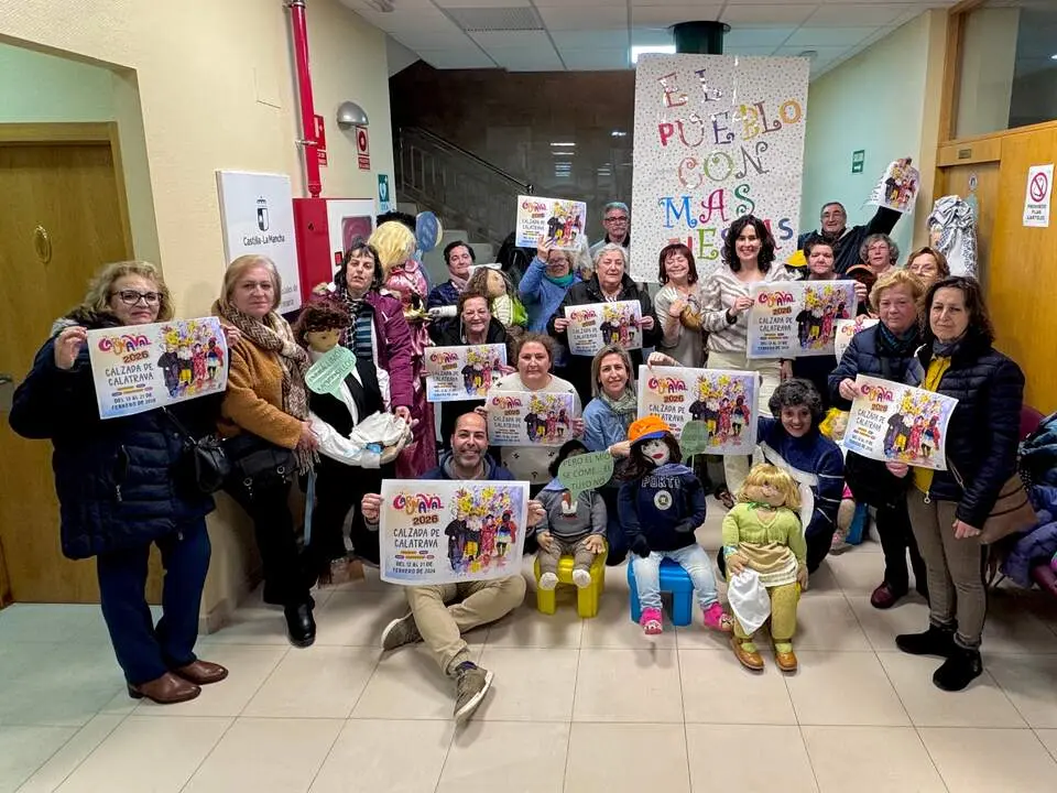 Gema Garc&iacute;a y concejales, junto al grupo de mayores, presentan la programaci&oacute;n del Carnaval