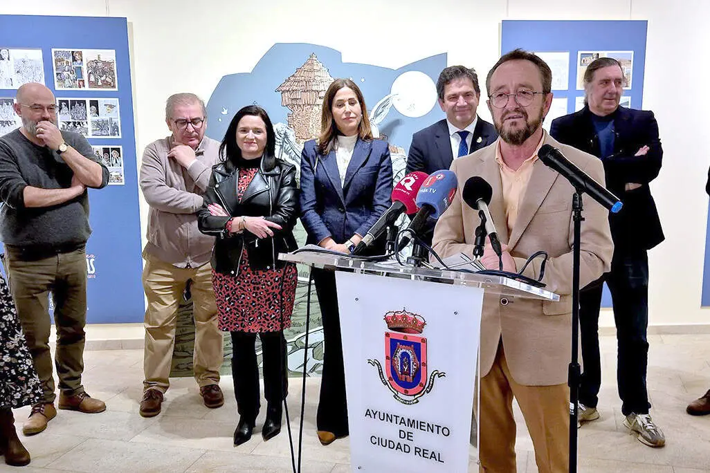 Pablo Toledano, en primer t&eacute;rmino, dando cuenta del objetivo de la novela gr&aacute;fica sobre Brazatortas