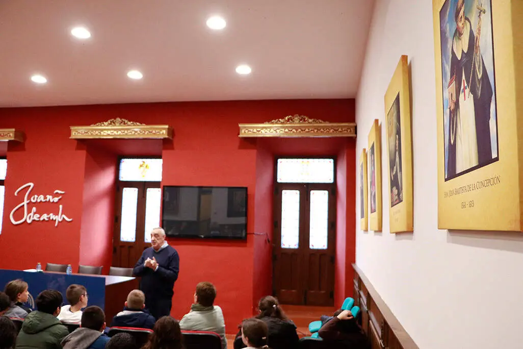 En primer t&eacute;rmino, a la derecha, el retrato del santo almodovare&ntilde;o Juan Bautista de la Concepci&oacute;n