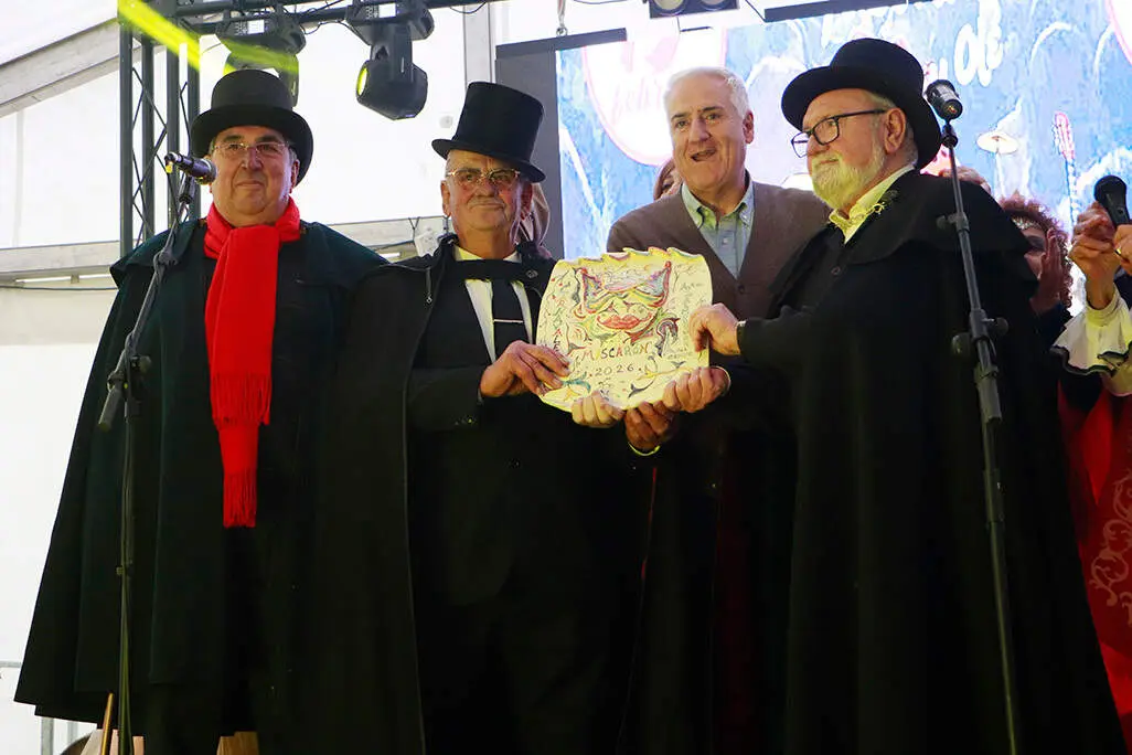 Los tres integrantes de Los Chambras, portando el Mascar&oacute;n 2026 de manos del alcalde