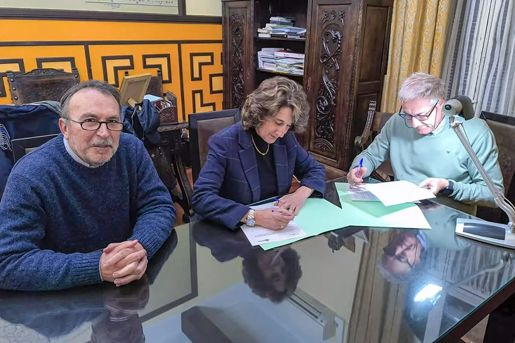 Jos&eacute; Lozano y Silvia Palmero, firmando el acuerdo en presencia de Javier de la Fuente