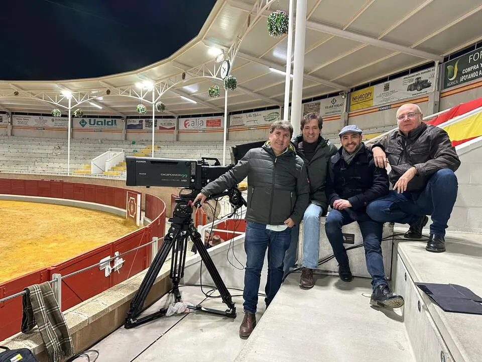 Parte del equipo de retransmisiones taurinas de CMM en la plaza de toros de Villaseca de la Sagra (Toledo)