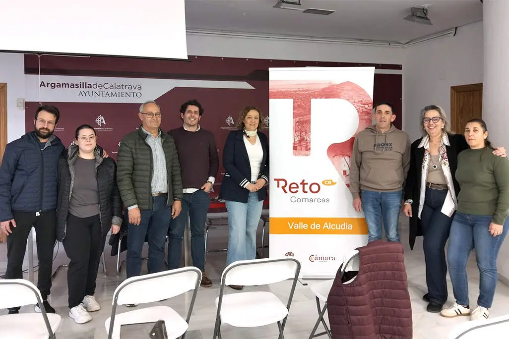 Algunos de los asistentes, junto a la dinamizadora de Reto Alcudia, la concejala rabanera y el impartidor de la sesi&oacute;n