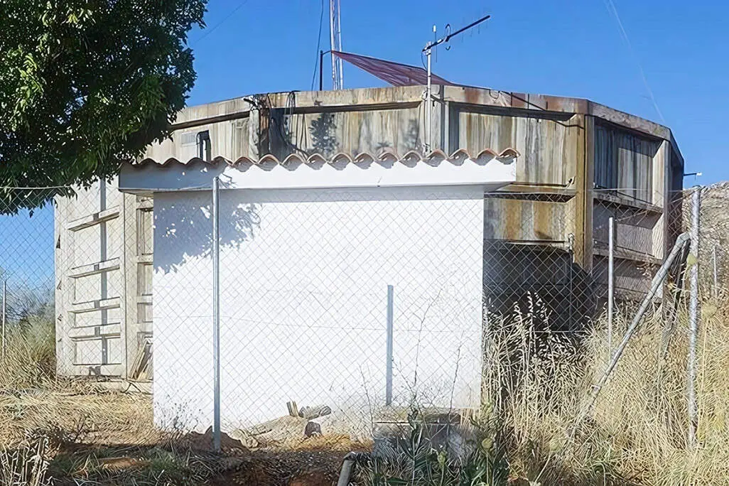 Dep&oacute;sito de agua de Brazatortas, en lo alto de Puerto Pulido