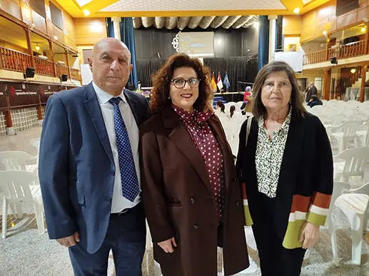 C&aacute;ndido Barba Ruedas, alcalde de Aldea del Rey, junto a Teresa Merino Morena y la edil aldeana Mar&iacute;a Josefa Ala&ntilde;&oacute;n Utrilla